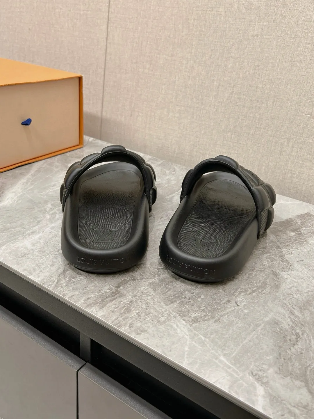 Ex-factory price: 240💰Support returns and exchanges LV/Louis Vuitton ✔️Early spring new model at the counter embossed LOGO couple slippers candy color series! The upper and outsole are made of soft t men's shoes 💰u material base men's shoes 💰u material size: 38-44, customized 45, 46